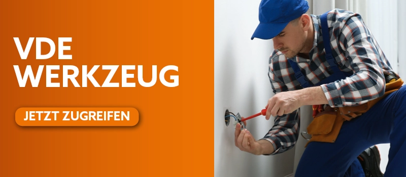 Ein Elektriker der eine Steckdose anschließt - zur Themenwelt VDE Werkzeug.